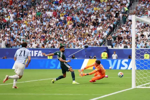 السعودية تُفلت بتعادل ثمين أمام أوروجواي في كأس العالم